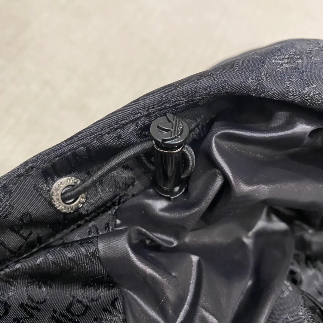 몽클레어 Alpbach 쇼트 다운 자켓 블랙