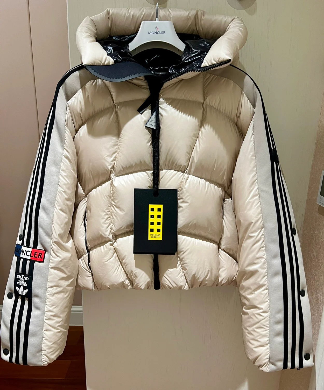 몽클레어 x 아디다스 푸신 크롭 푸퍼 자켓
