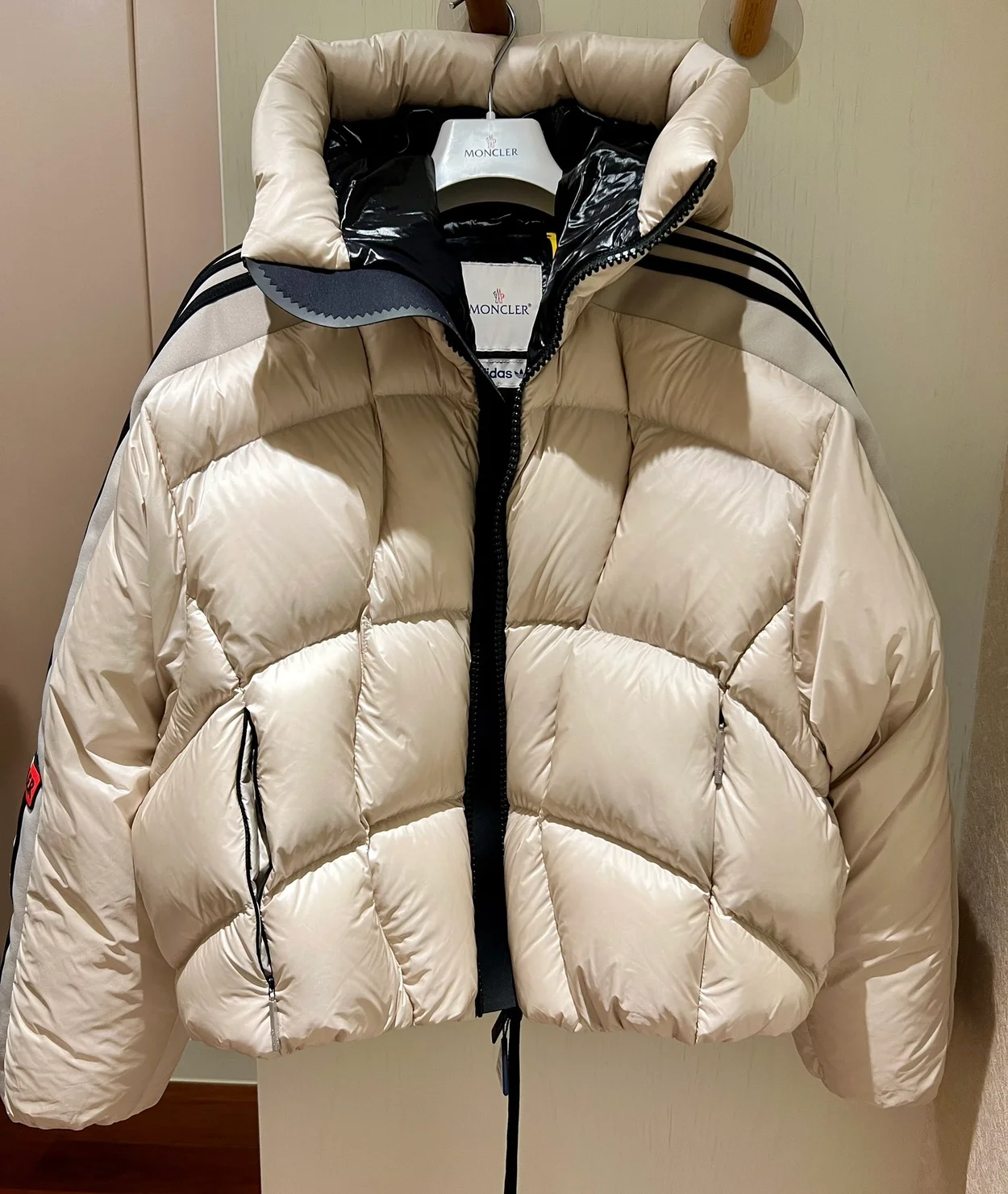 몽클레어 x 아디다스 푸신 크롭 푸퍼 자켓