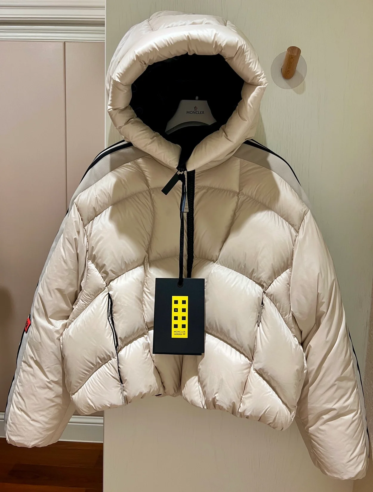 몽클레어 x 아디다스 푸신 크롭 푸퍼 자켓