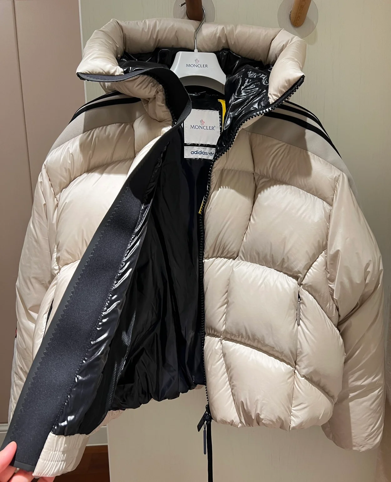 몽클레어 x 아디다스 푸신 크롭 푸퍼 자켓