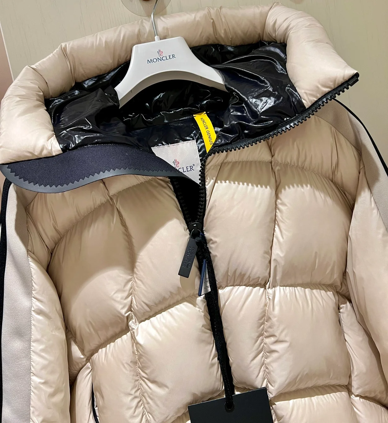 몽클레어 x 아디다스 푸신 크롭 푸퍼 자켓