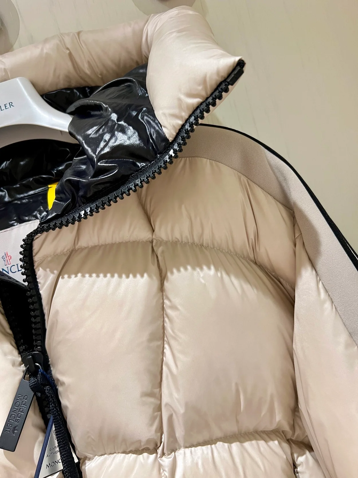 몽클레어 x 아디다스 푸신 크롭 푸퍼 자켓