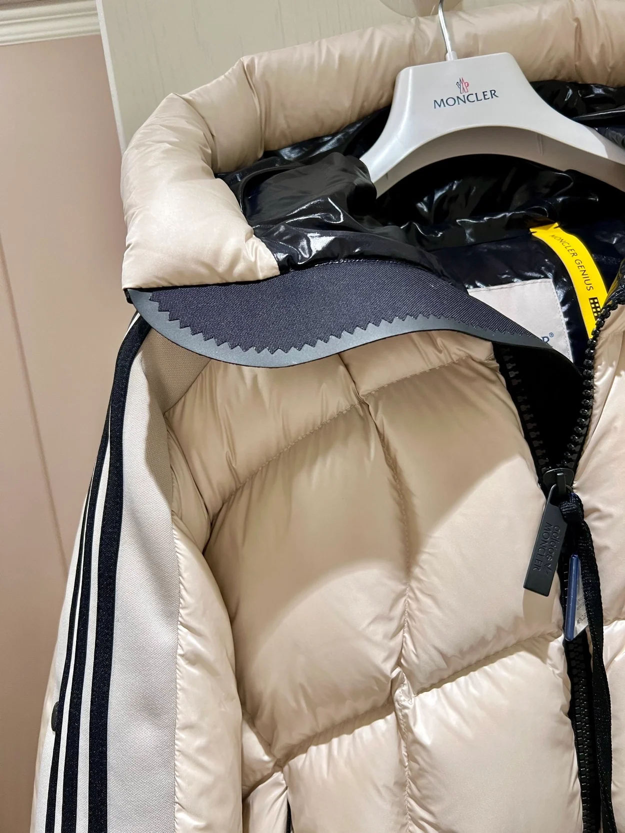 몽클레어 x 아디다스 푸신 크롭 푸퍼 자켓