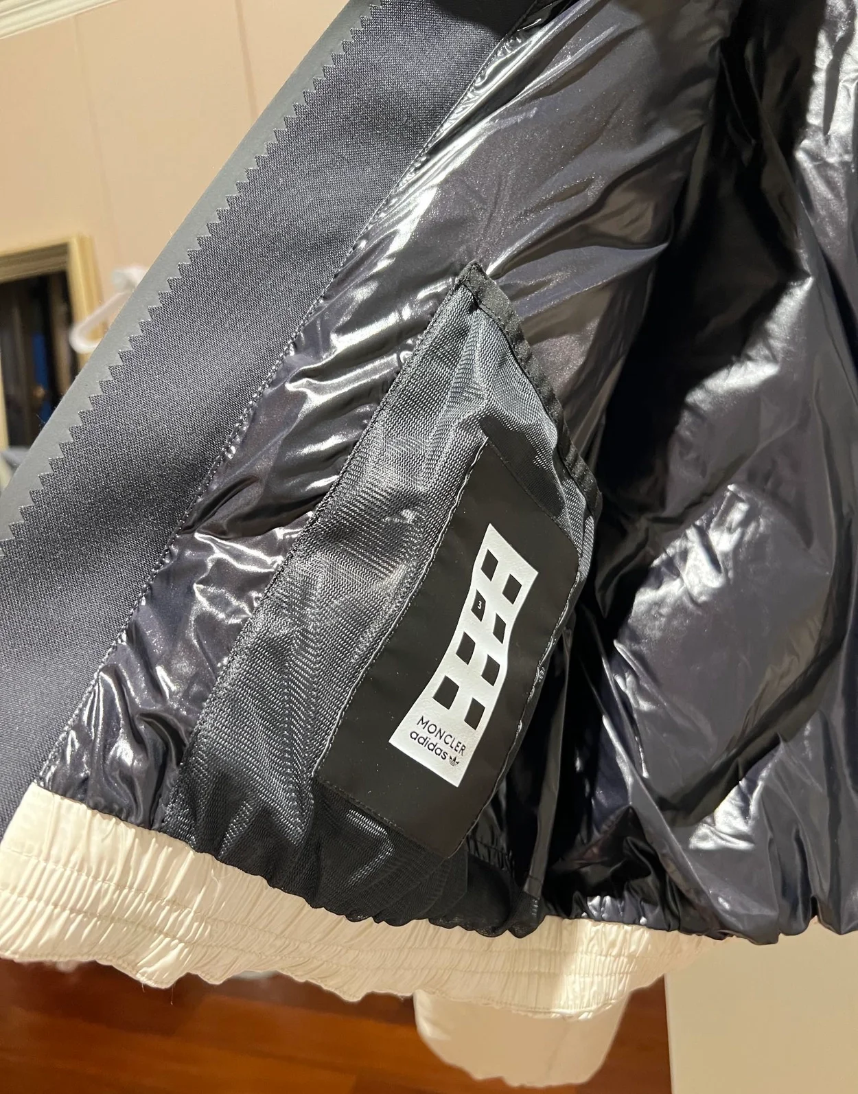 몽클레어 x 아디다스 푸신 크롭 푸퍼 자켓