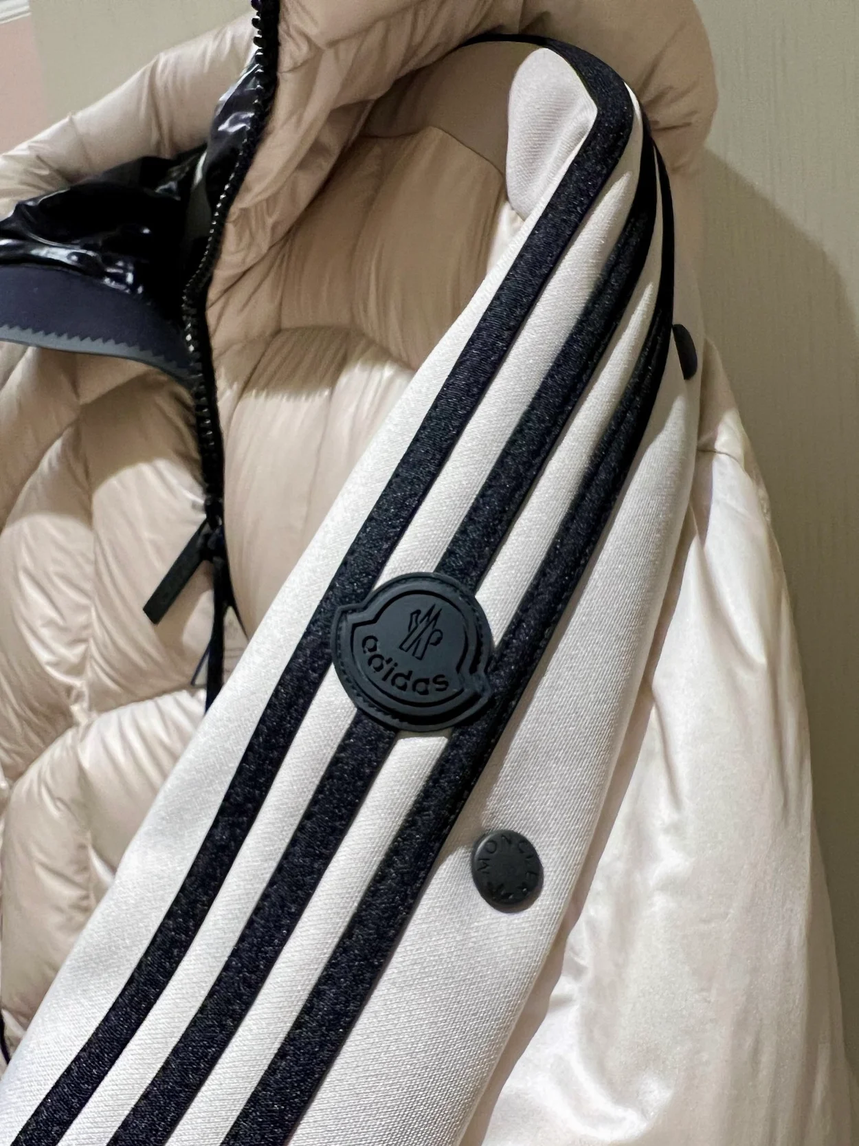 몽클레어 x 아디다스 푸신 크롭 푸퍼 자켓