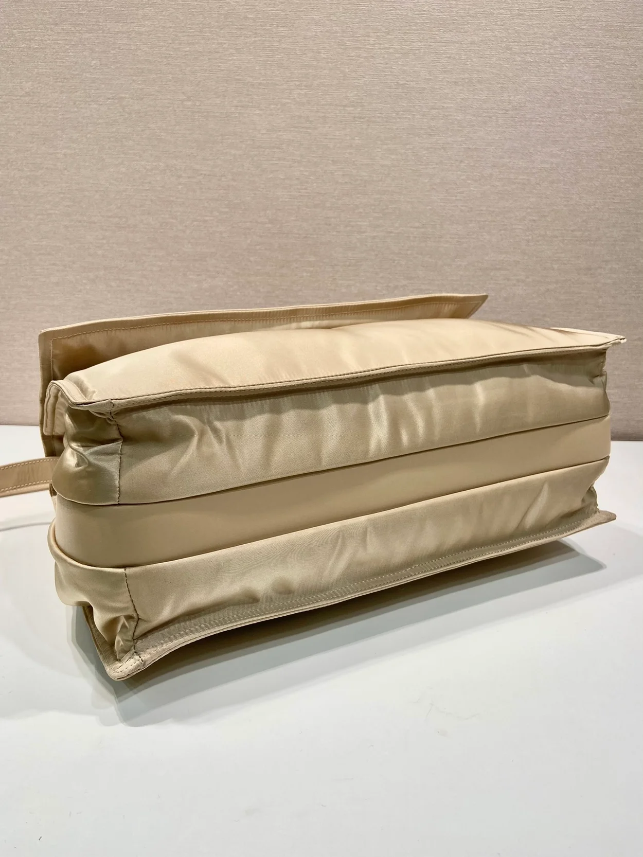 프라다 라지 리나일론 패딩 숄더백 베이지