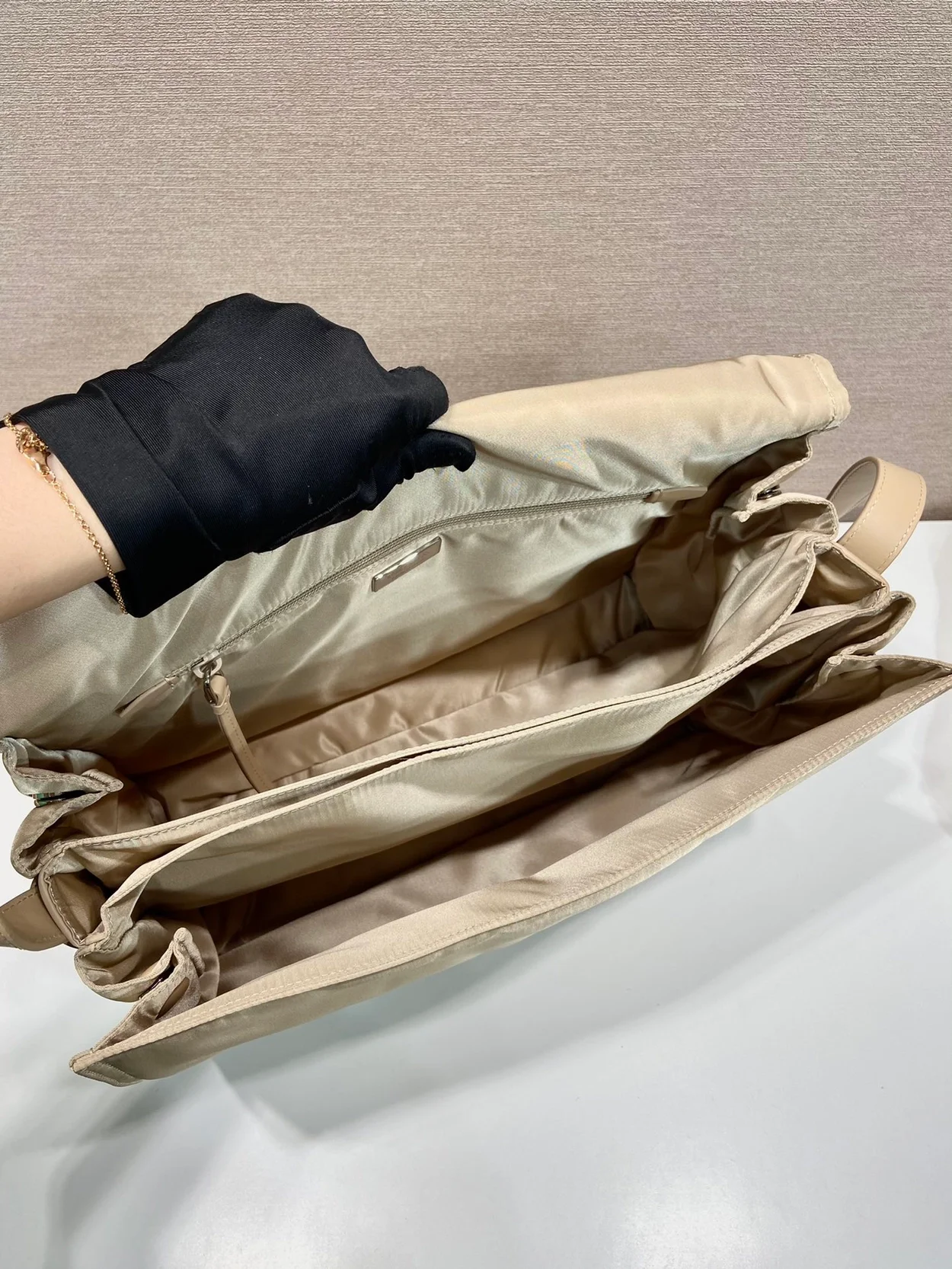 프라다 라지 리나일론 패딩 숄더백 베이지