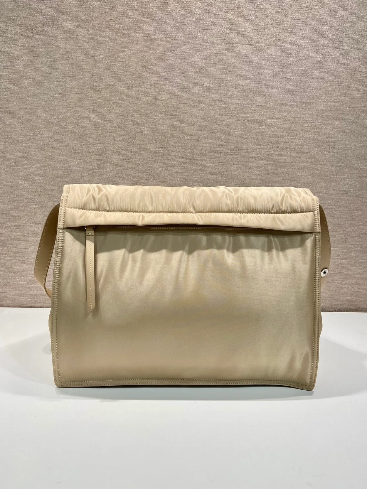 프라다 라지 리나일론 패딩 숄더백 베이지