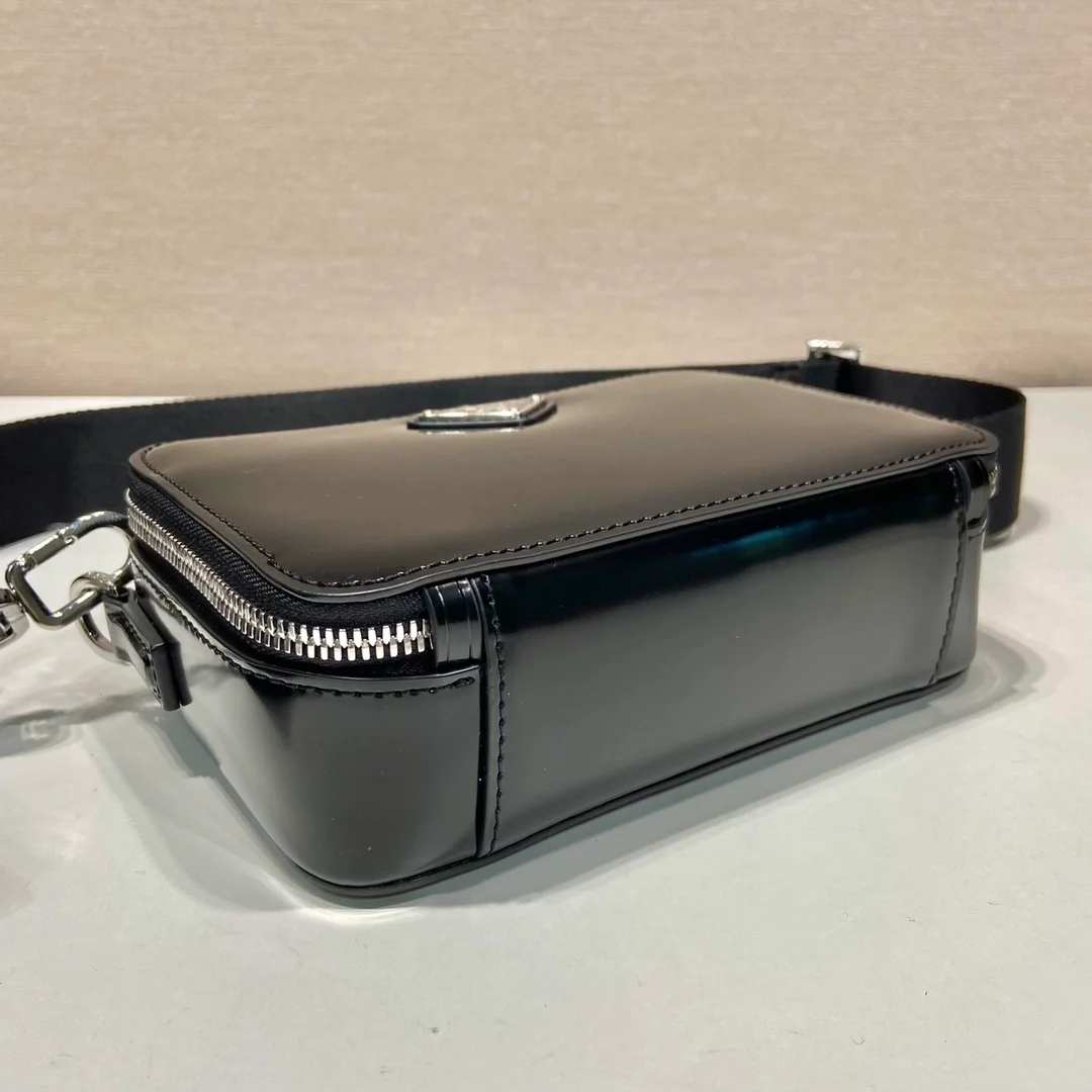 프라다 브리크 레더 숄더백