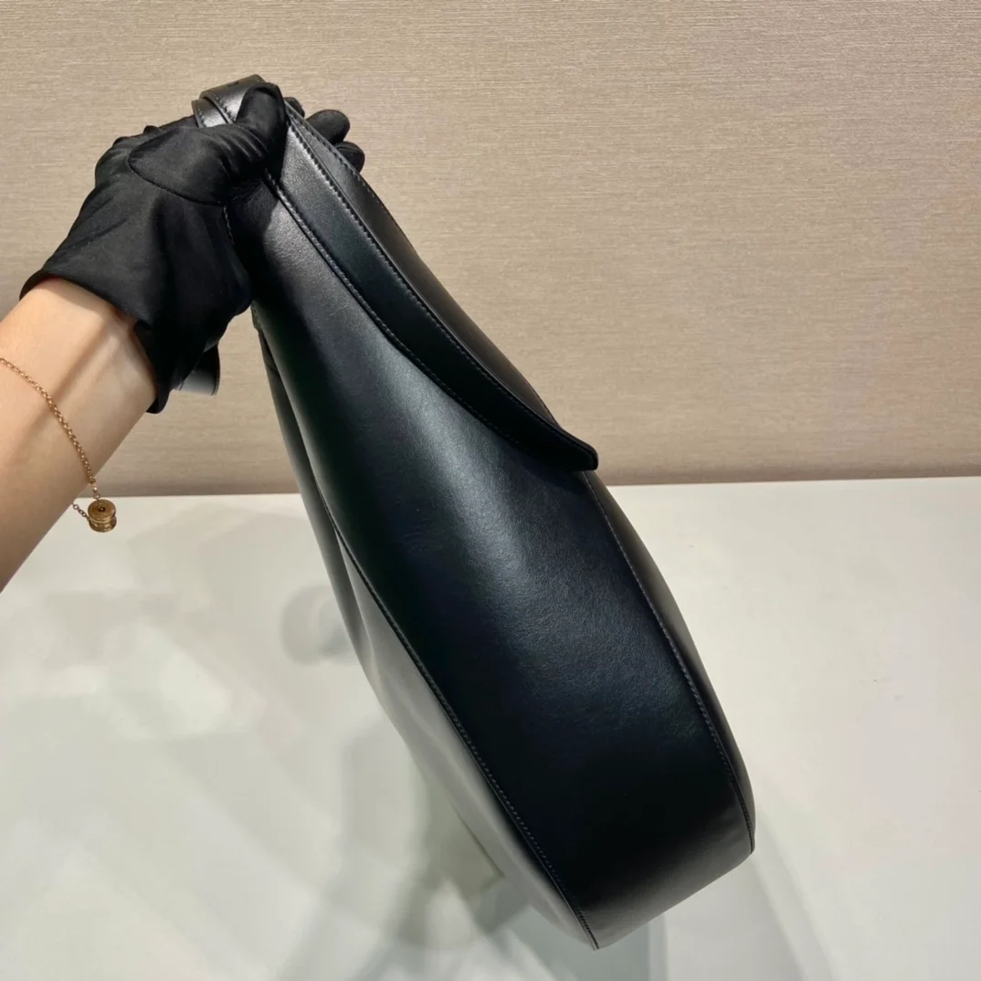 프라다 삼각로고 카프스킨 호보 숄더백