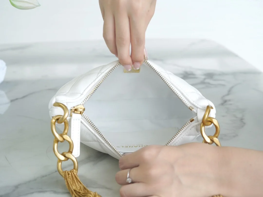 샤넬 화이트 레더 CC 로고 크로스백