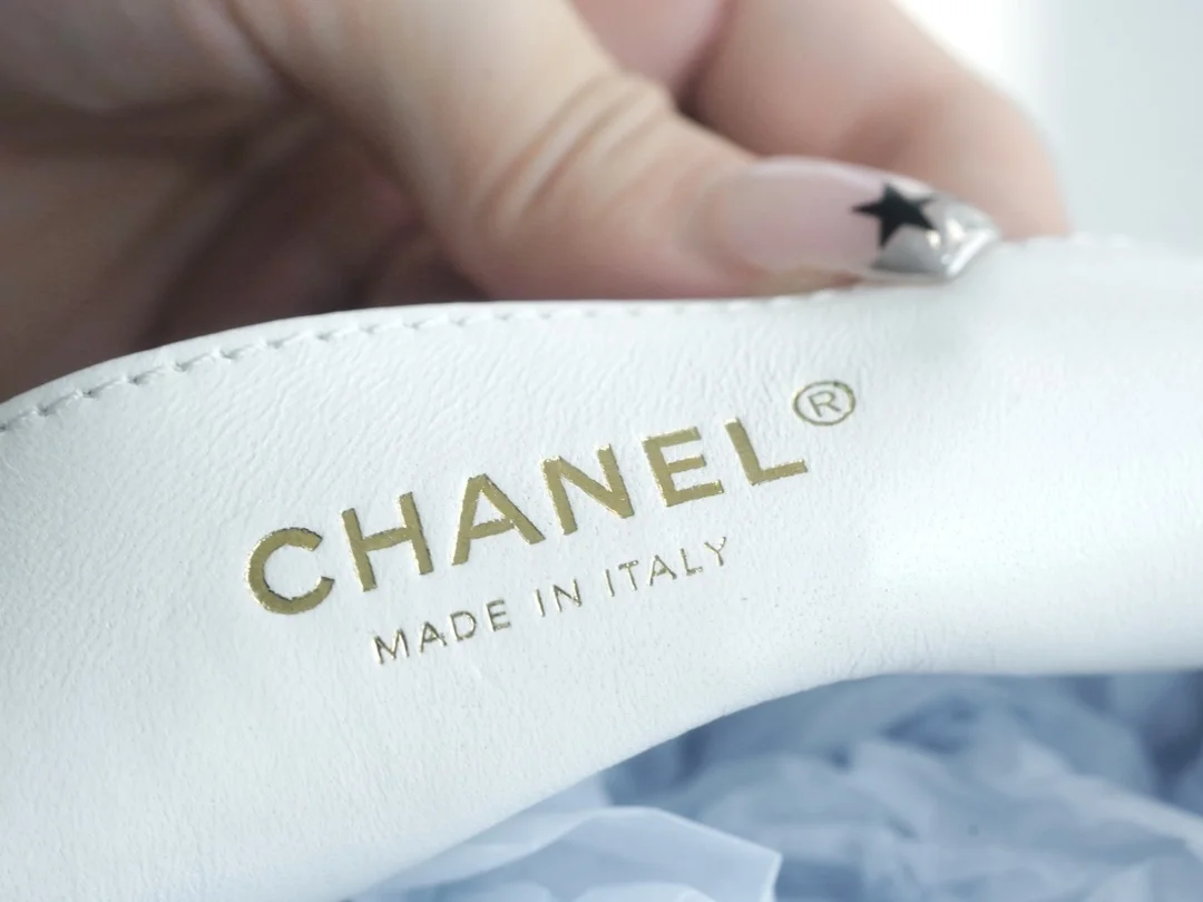 샤넬 화이트 레더 CC 로고 크로스백