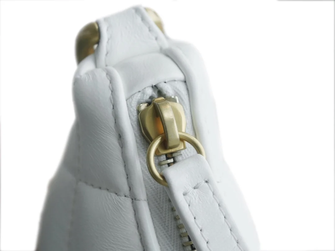 샤넬 화이트 레더 CC 로고 크로스백