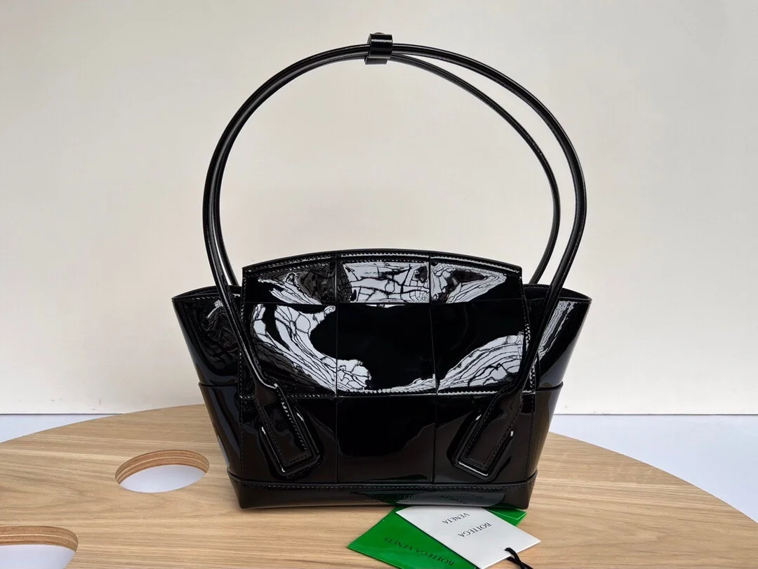 보테가 베네타 아르코 토트백 블랙