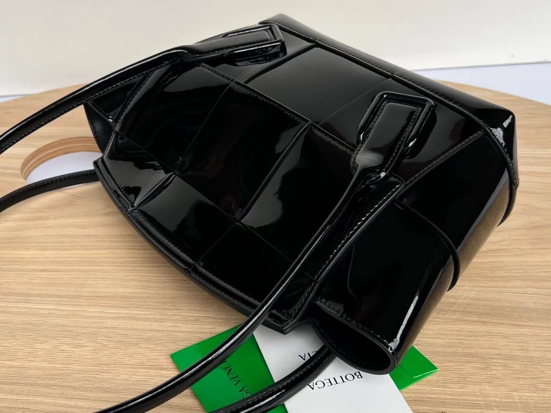 보테가 베네타 아르코 토트백 블랙