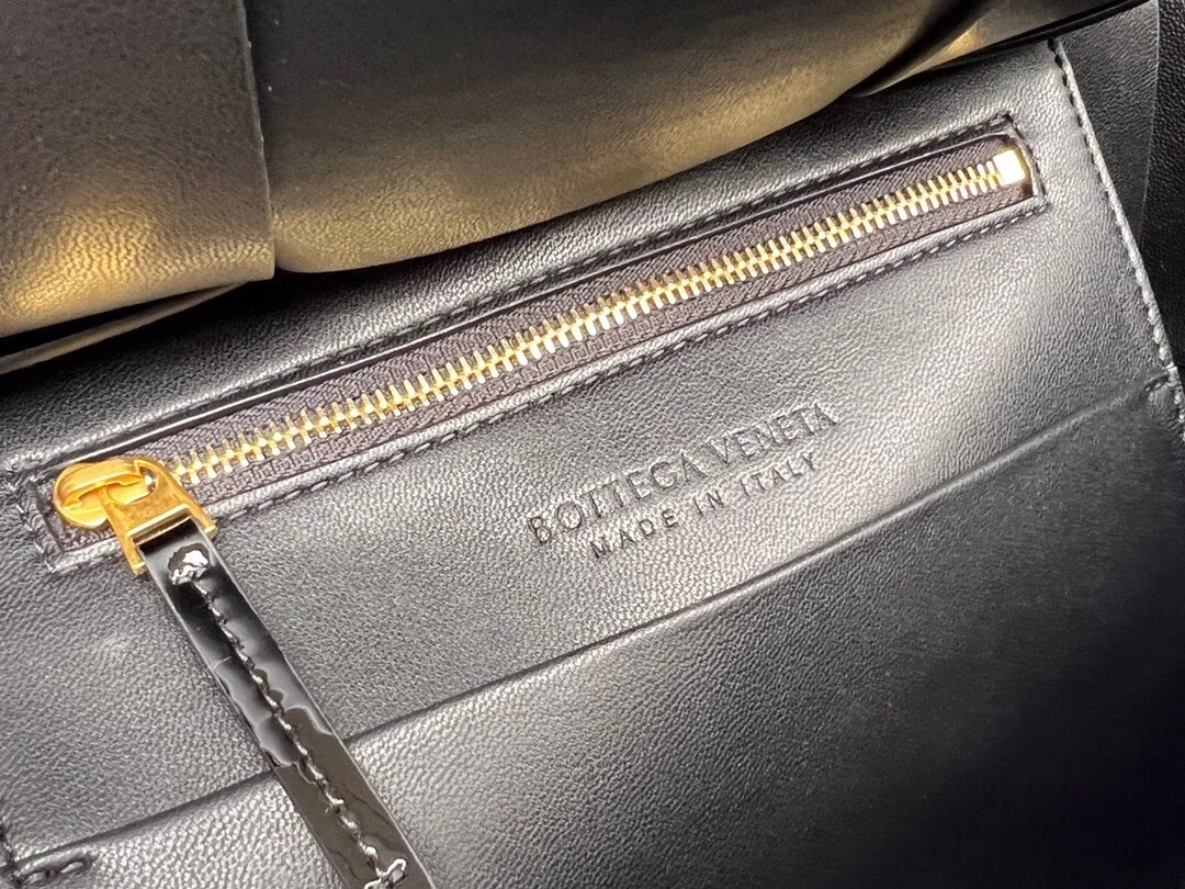 보테가 베네타 아르코 토트백 블랙