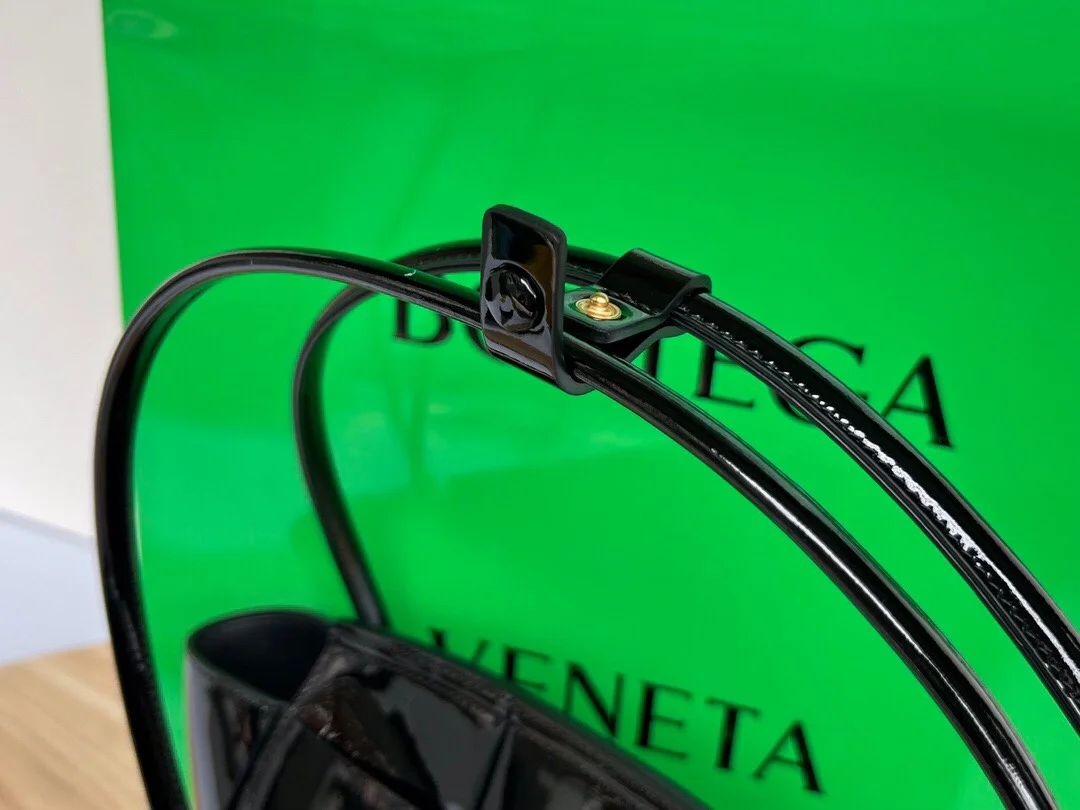 보테가 베네타 아르코 토트백 블랙