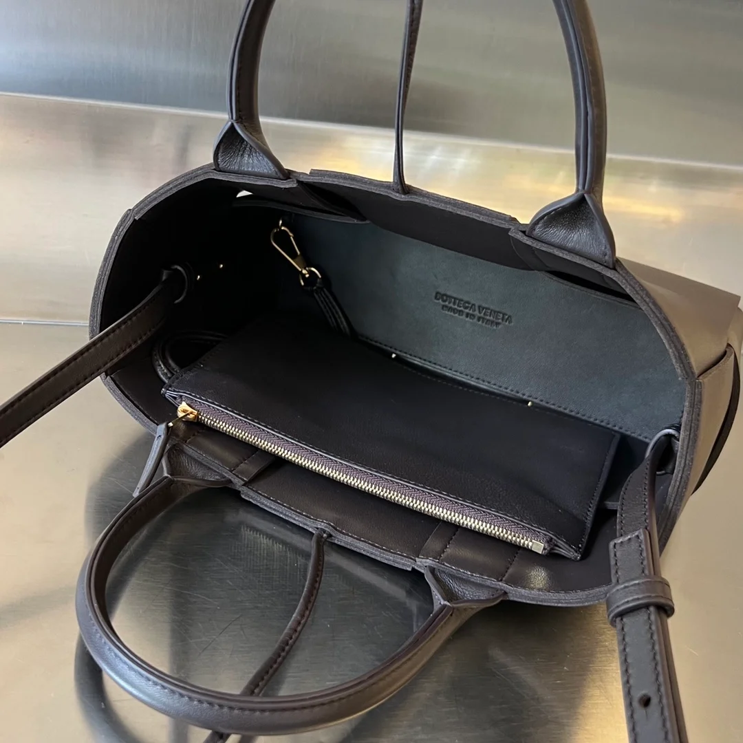 보테가 베네타 아르코 토트백 다크 브라운