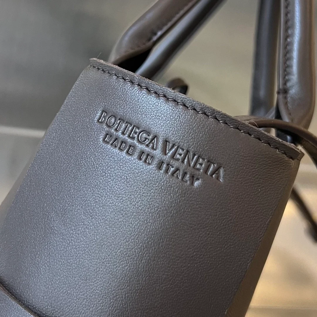 보테가 베네타 아르코 토트백 다크 브라운