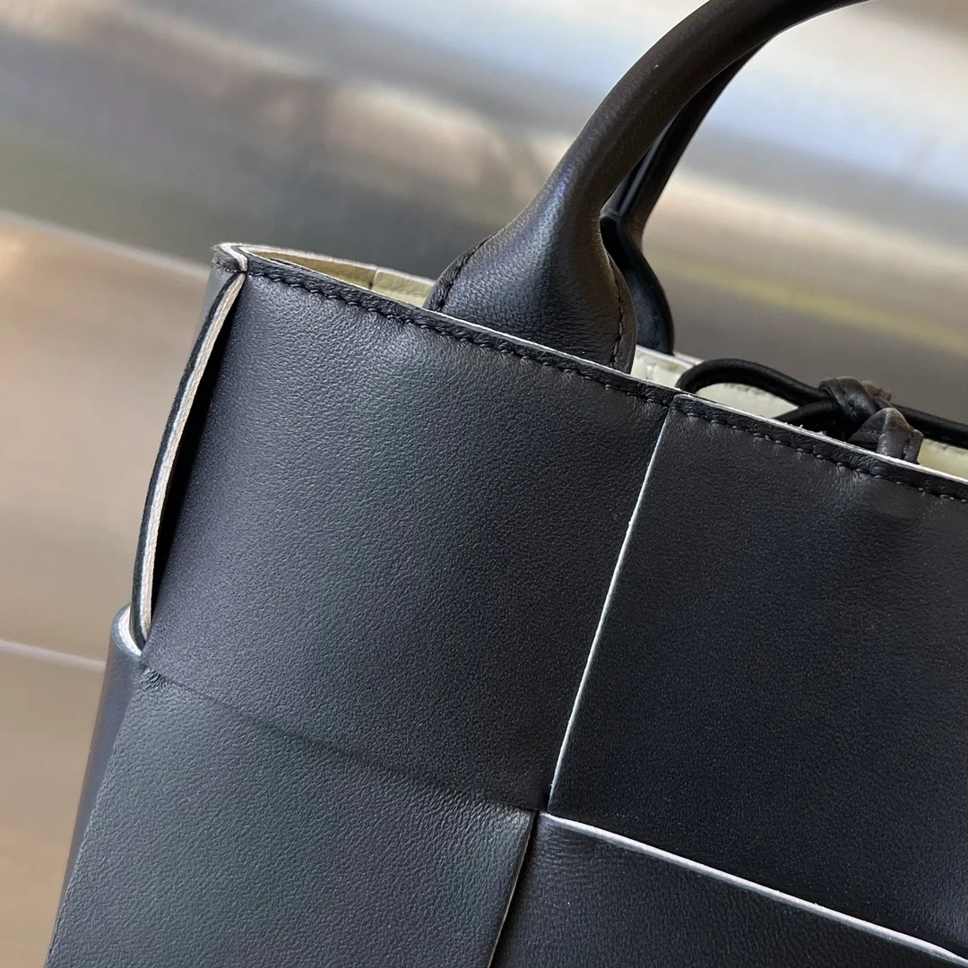 보테가 베네타 아르코 토트백 투톤 블랙