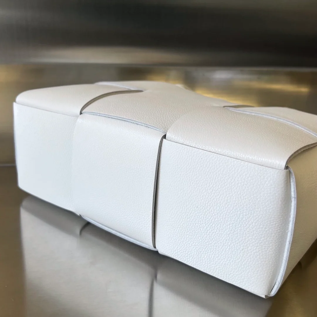 보테가 베네타 아르코 토트백 화이트