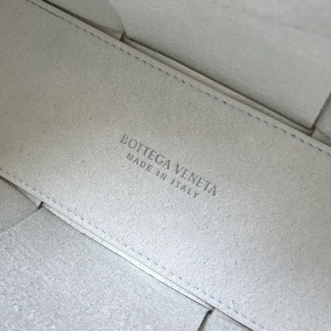 보테가 베네타 아르코 토트백 화이트