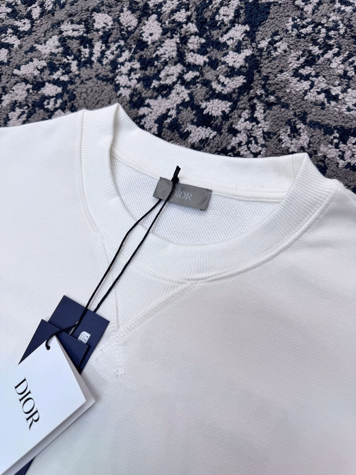 디올 참 캐주얼 핏 스웨트셔츠 화이트