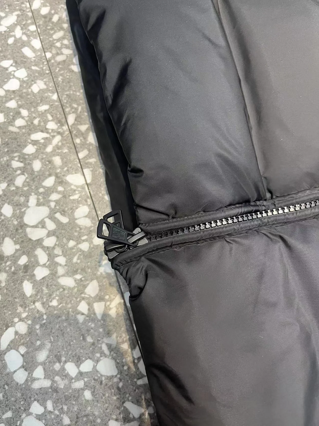 몽클레어 몬트클라 쉘 후디드 다운 자켓