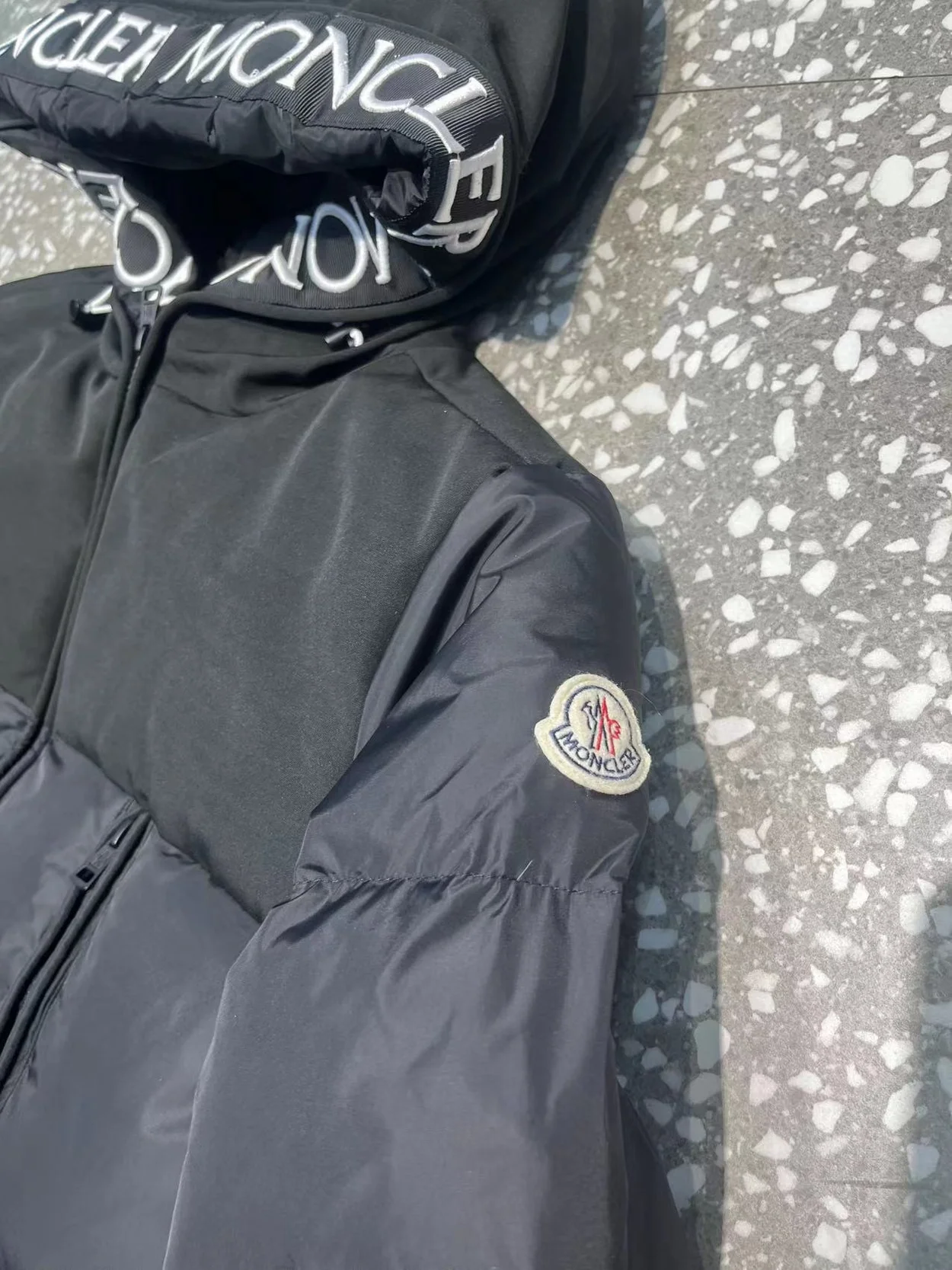 몽클레어 몬트클라 쉘 후디드 다운 자켓