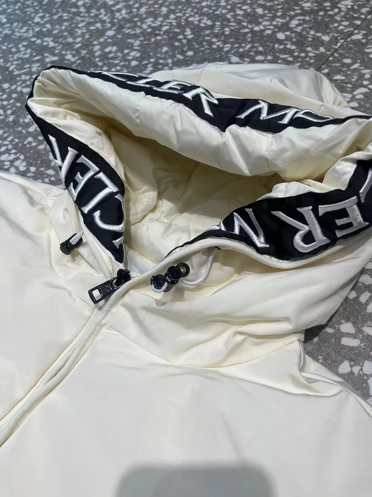 몽클레어 로고 패치 패딩 자켓