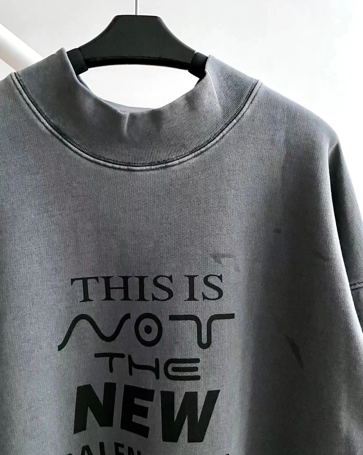 발렌시아가 THIS IS로고 스웨트셔츠