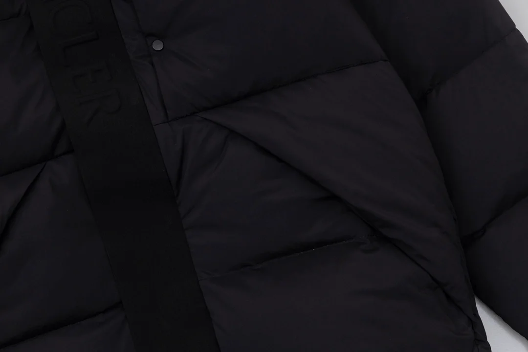 몽클레어 마데이라 쇼트 다운 자켓 블랙