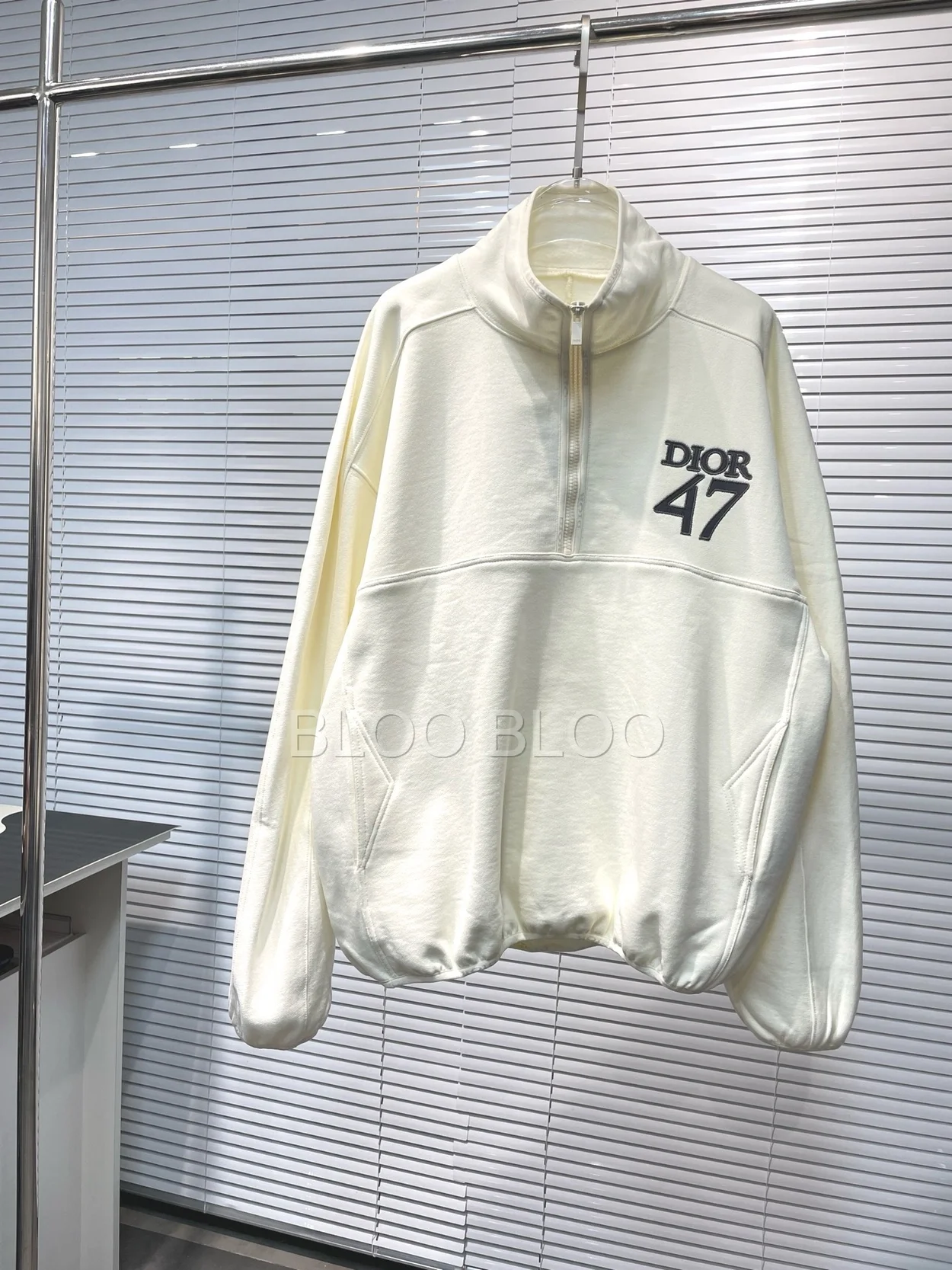 디올 레귤러 핏 스탠드 칼라 스웨터 화이트