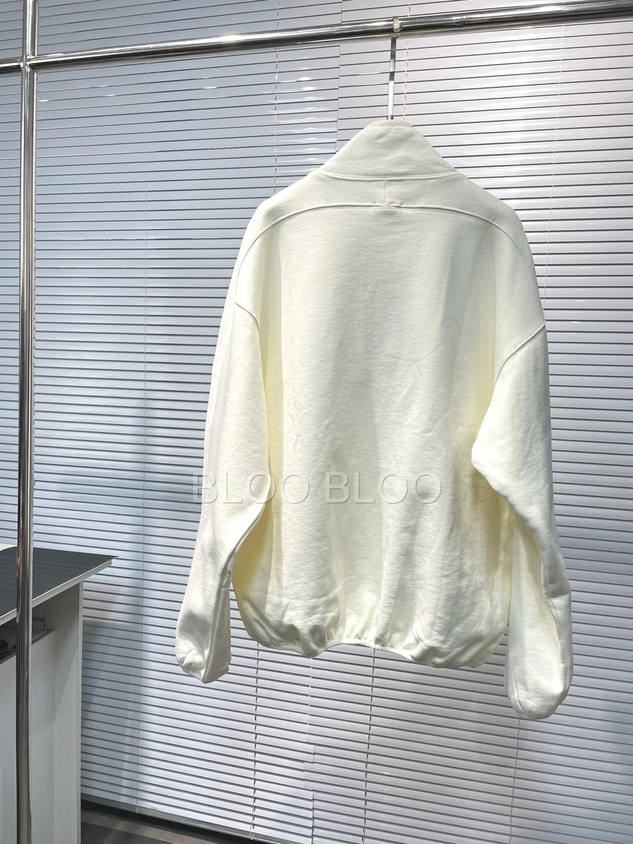 디올 레귤러 핏 스탠드 칼라 스웨터 화이트