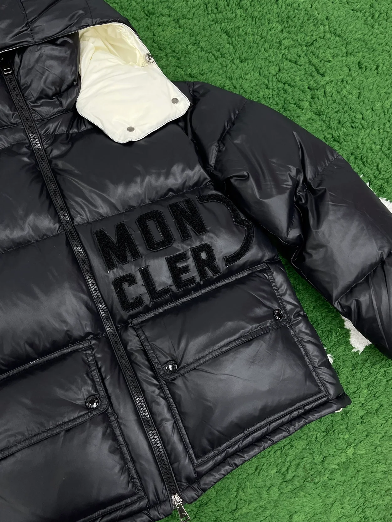 몽클레어 아바에 숏 패딩 다운 자켓 블랙