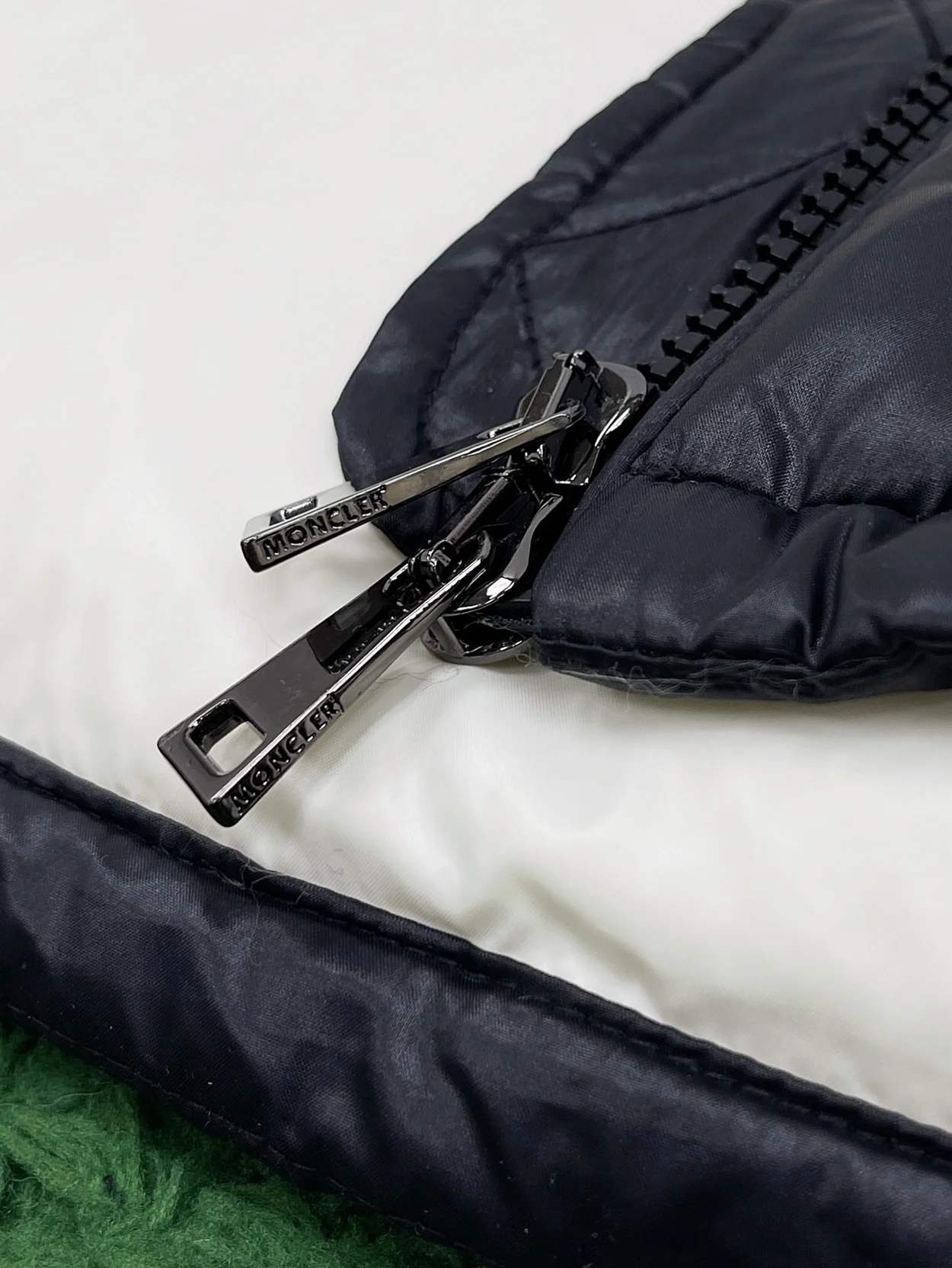 몽클레어 아바에 숏 패딩 다운 자켓 블랙