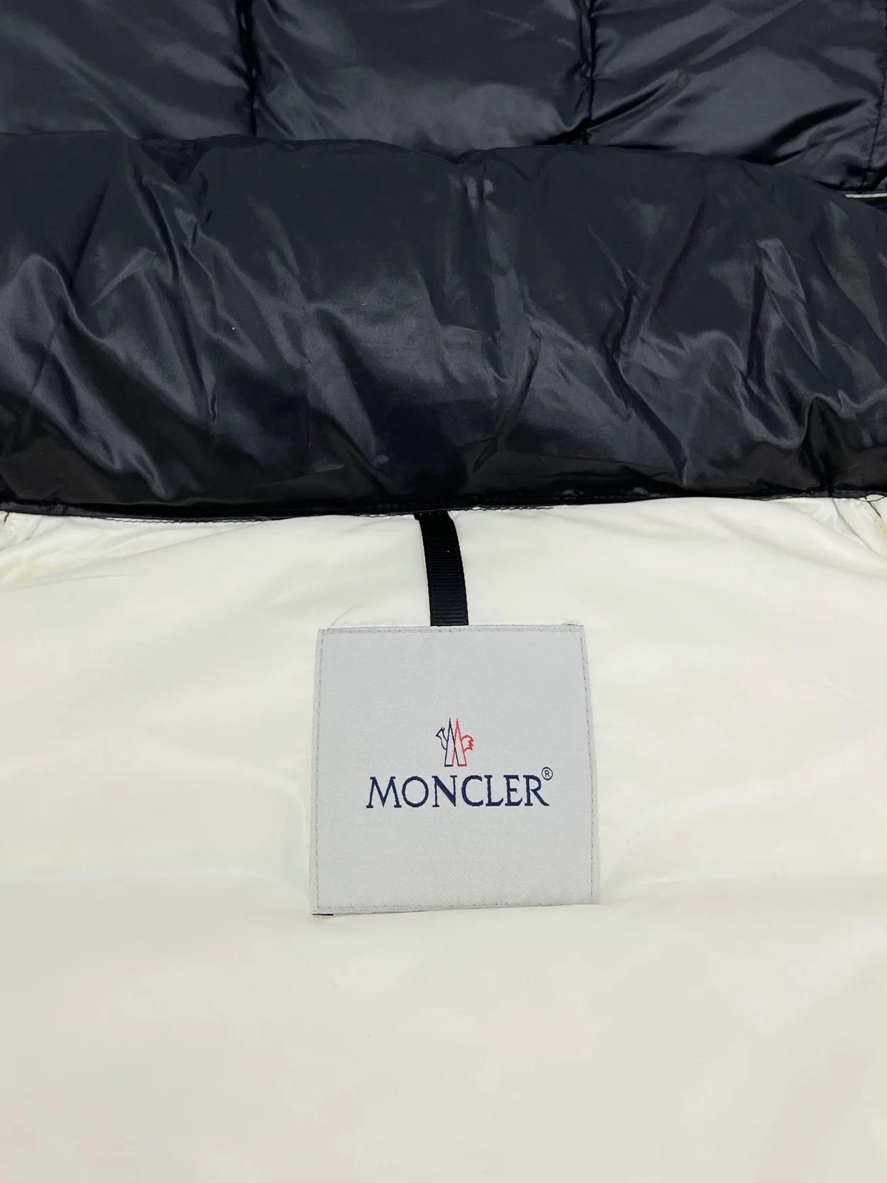 몽클레어 아바에 숏 패딩 다운 자켓 블랙