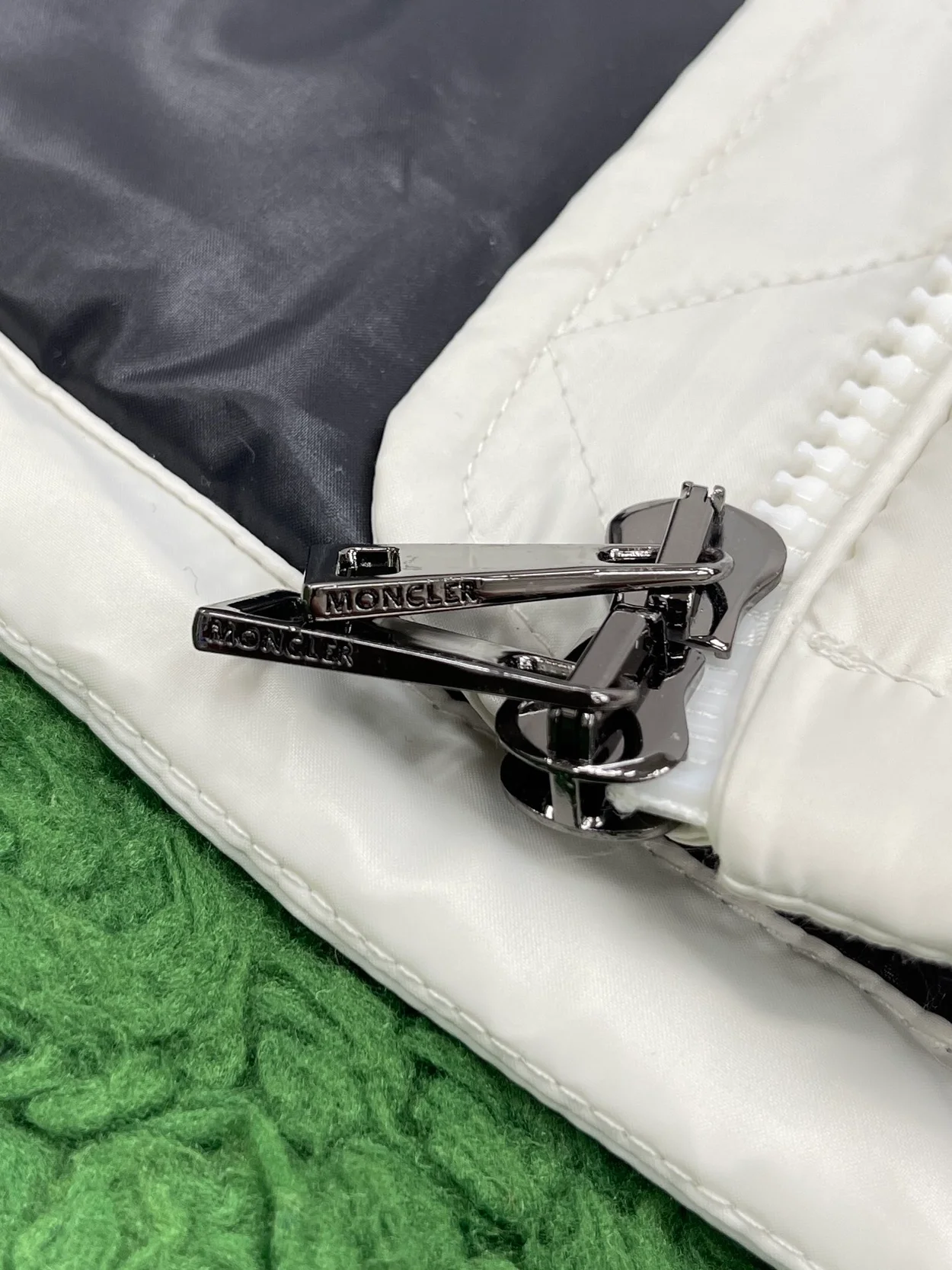 몽클레어 아바에 숏 패딩 다운 자켓