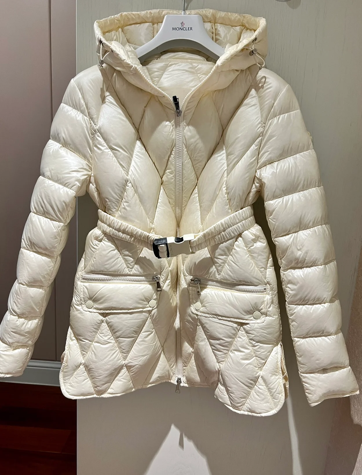 몽클레어 세리그넌 유니섹스 화이트 파카