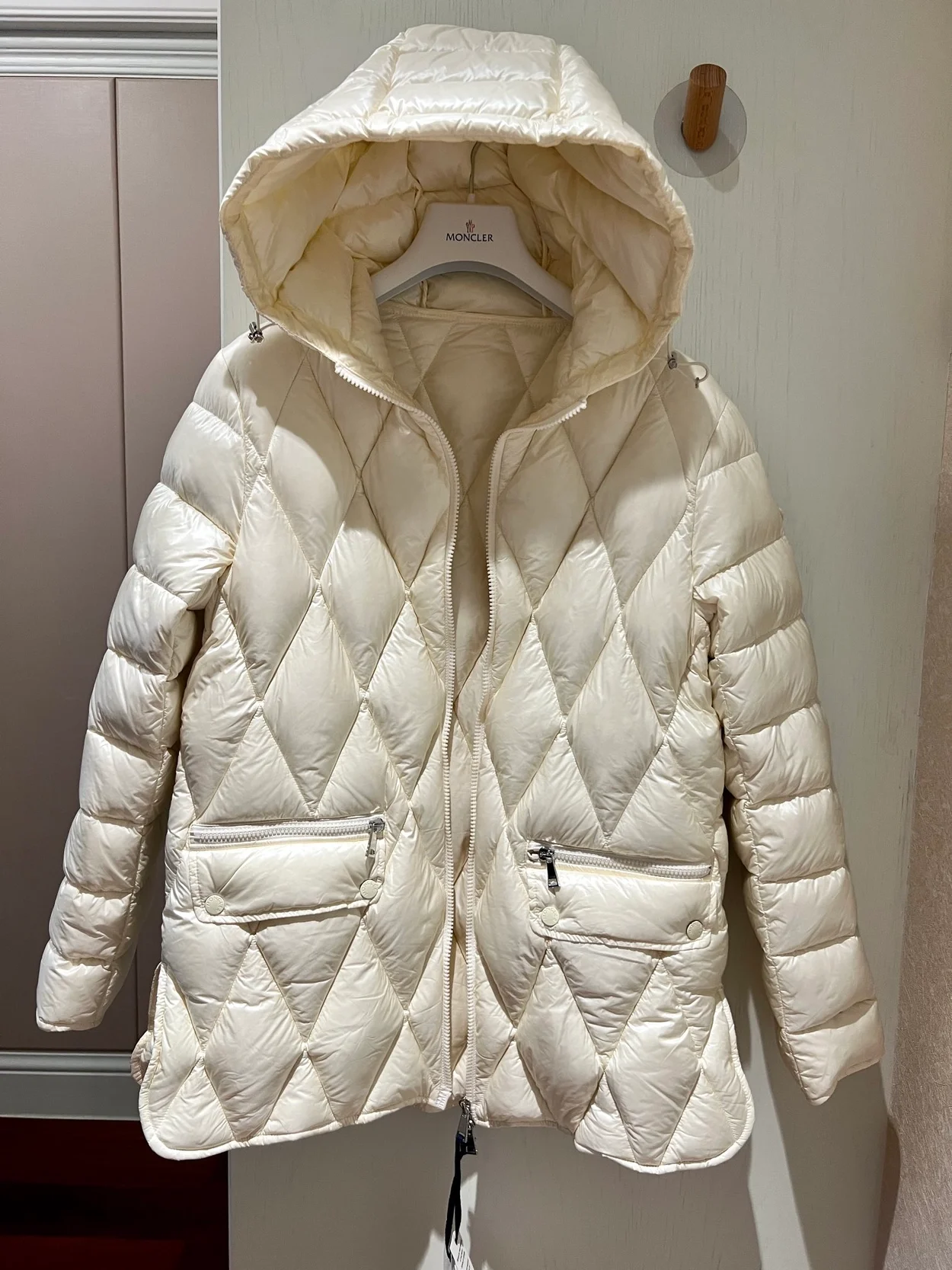 몽클레어 세리그넌 유니섹스 화이트 파카