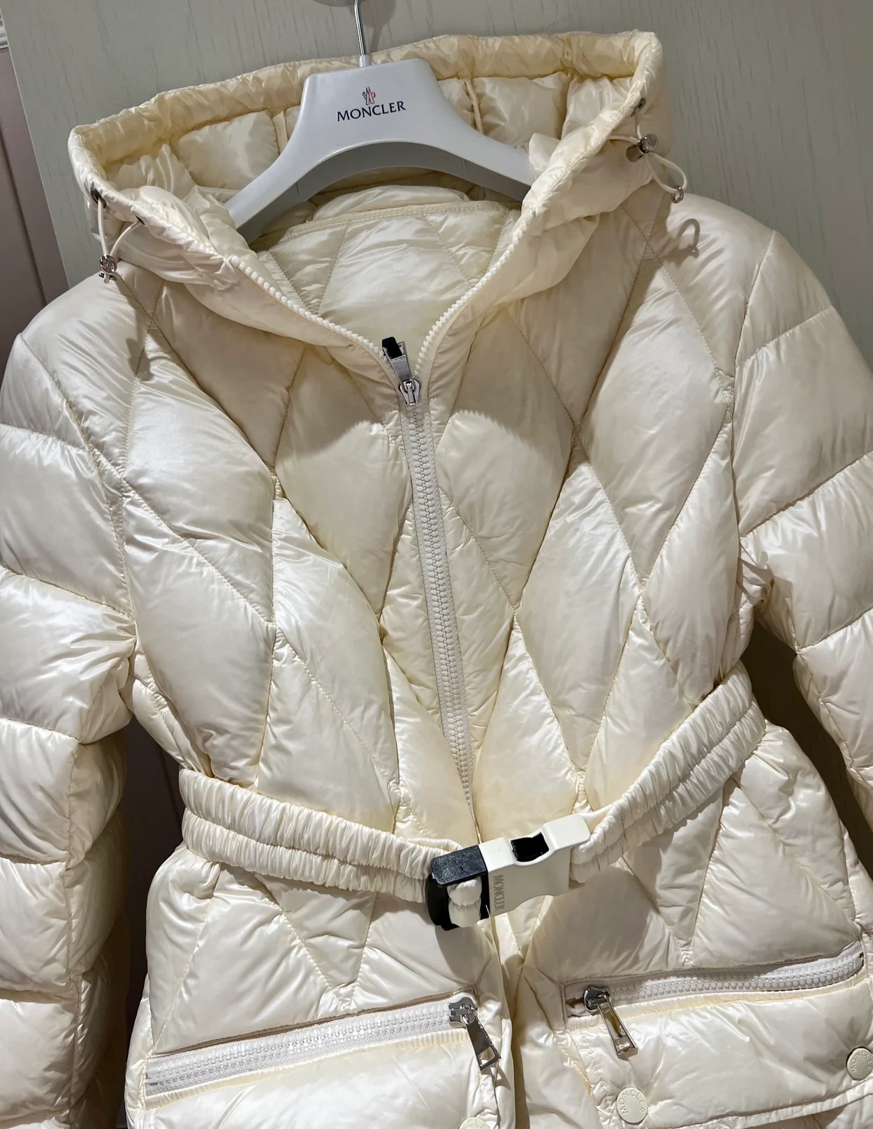 몽클레어 세리그넌 유니섹스 화이트 파카