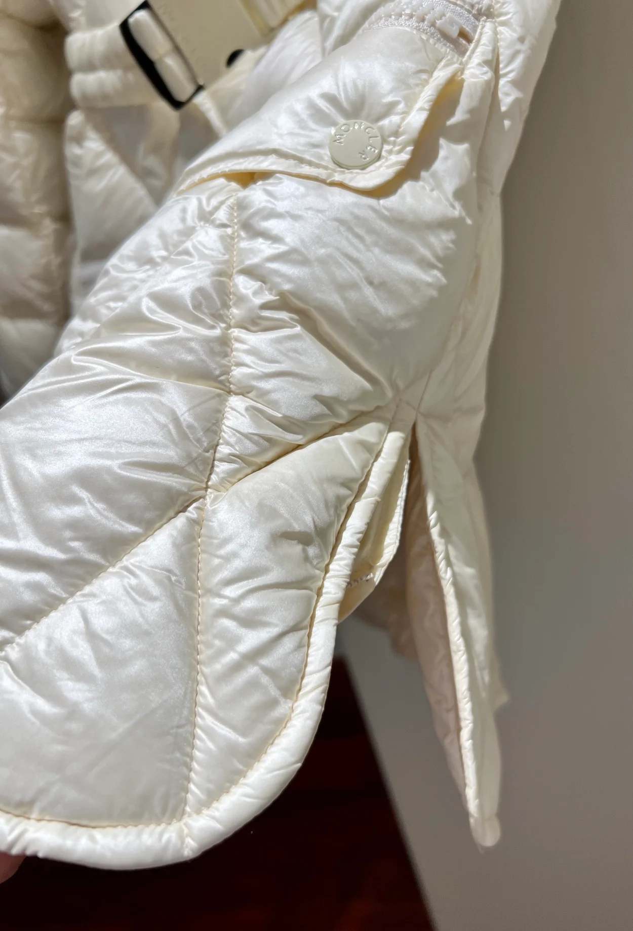 몽클레어 세리그넌 유니섹스 화이트 파카