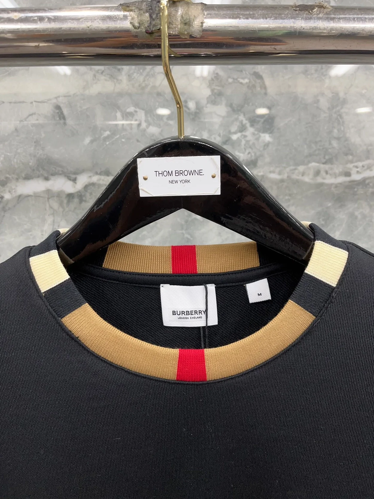 버버리 아이콘 스트라이프 코튼 맨투맨 블랙