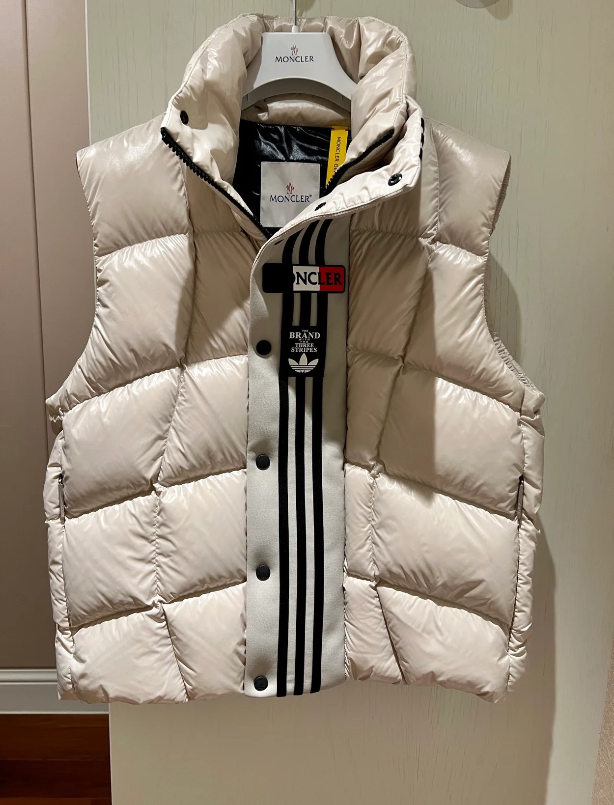 몽클레어 x 아디다스 오리지널 보존 다운 베스트