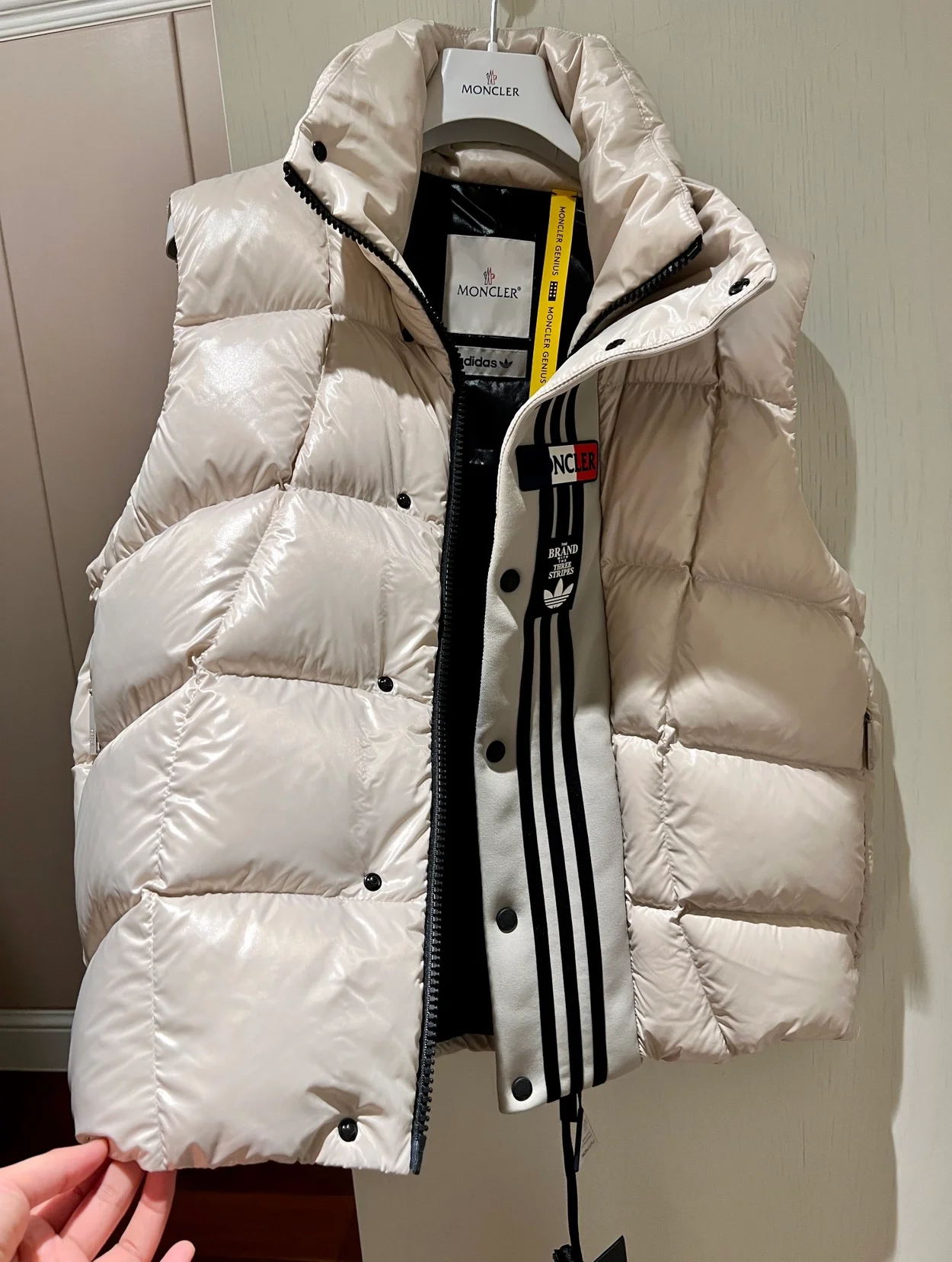 몽클레어 x 아디다스 오리지널 보존 다운 베스트