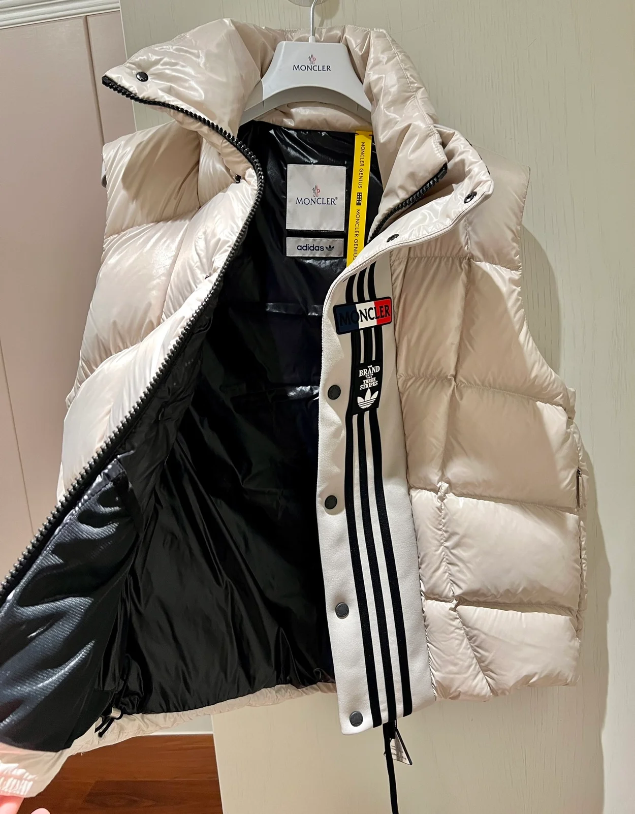 몽클레어 x 아디다스 오리지널 보존 다운 베스트