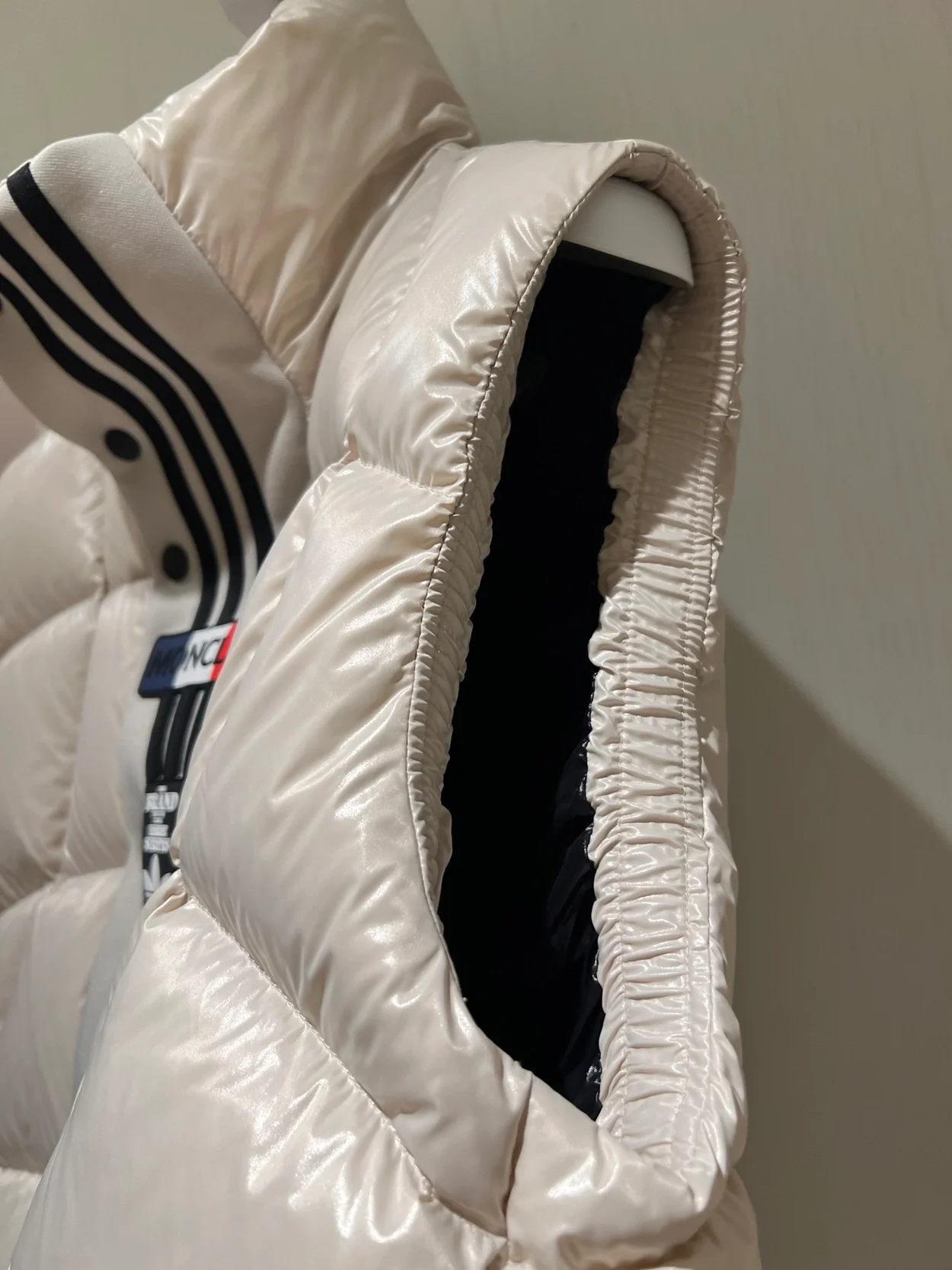 몽클레어 x 아디다스 오리지널 보존 다운 베스트