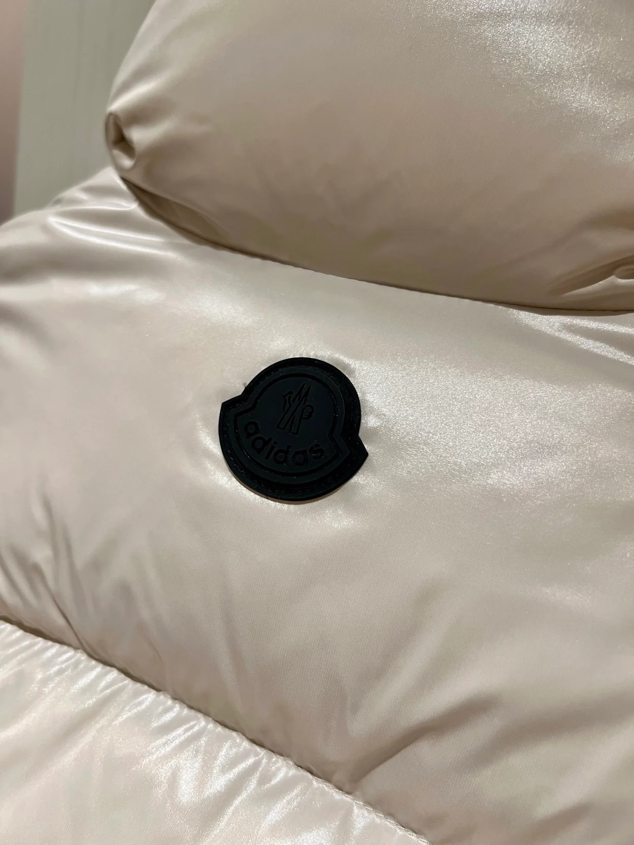 몽클레어 x 아디다스 오리지널 보존 다운 베스트