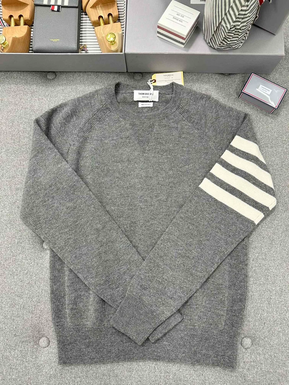 톰브라운 프렌치 캐시미어 크루넥 스웨터